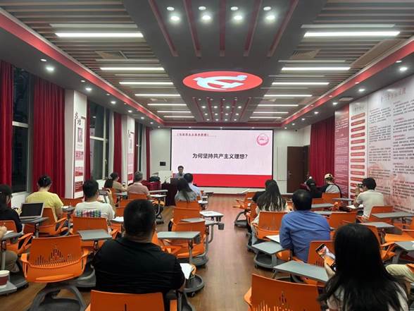 会议室里的人们描述已自动生成